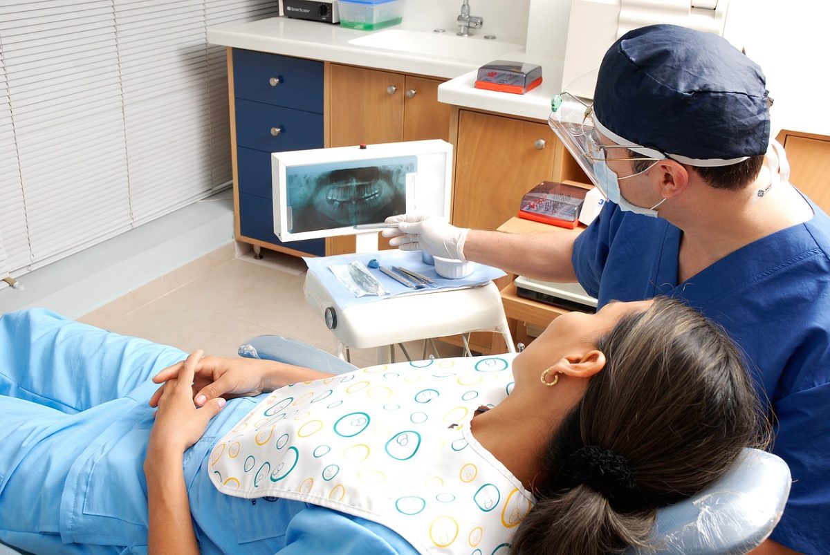 Nowoczesna technologia stosowana w salonach stomatologii estetycznej zdoła sprawić, że odbierzemy śliczny uśmiech.
